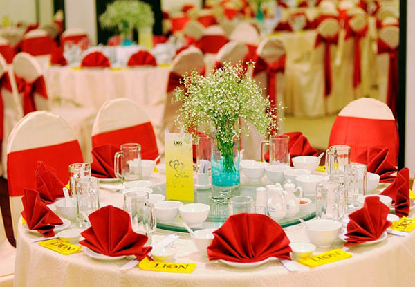 Hướng dẫn cách bày bàn ăn kiểu Việt Nam trong nhà hàng