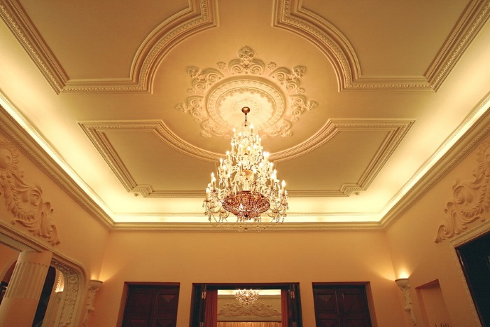 Đèn chùm trang trí tiếng anh là gì? giải thích và ứng dụng