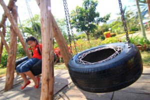 Xích đu bằng lốp xe